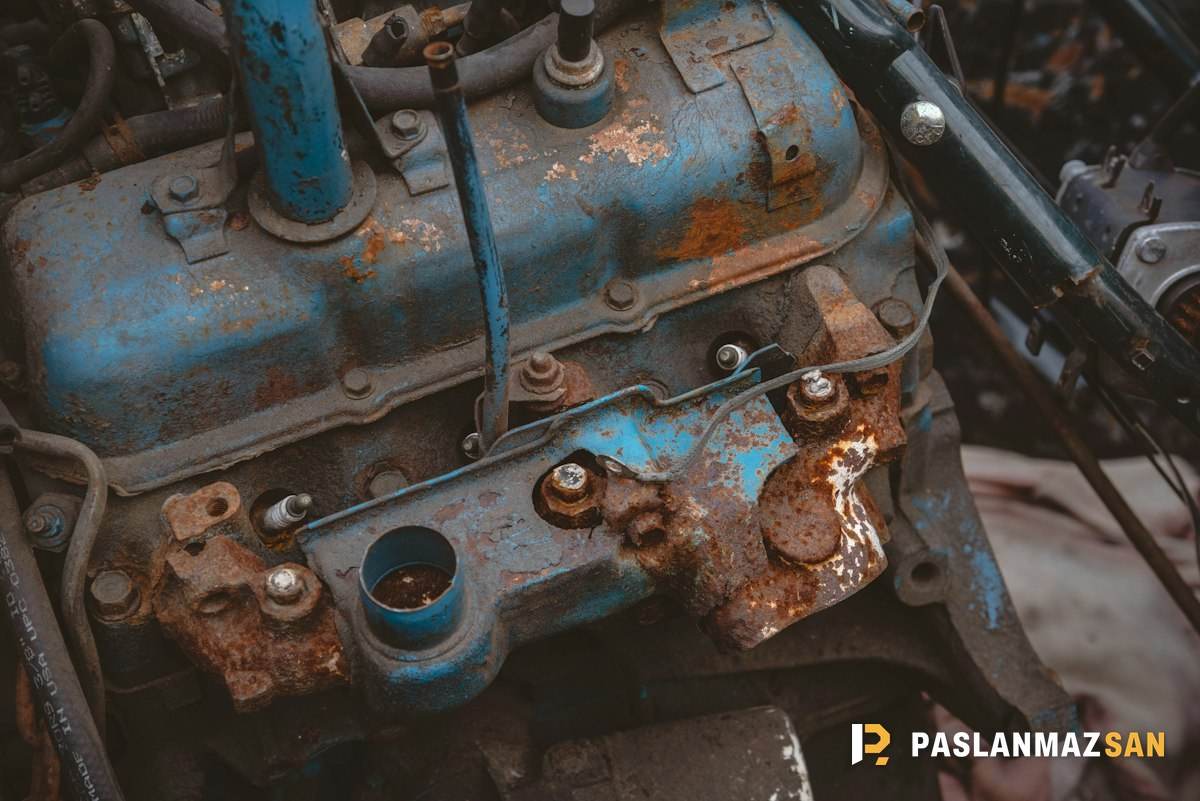 Paslanmış eski motor bloğu — Alibeyköy hurdacı