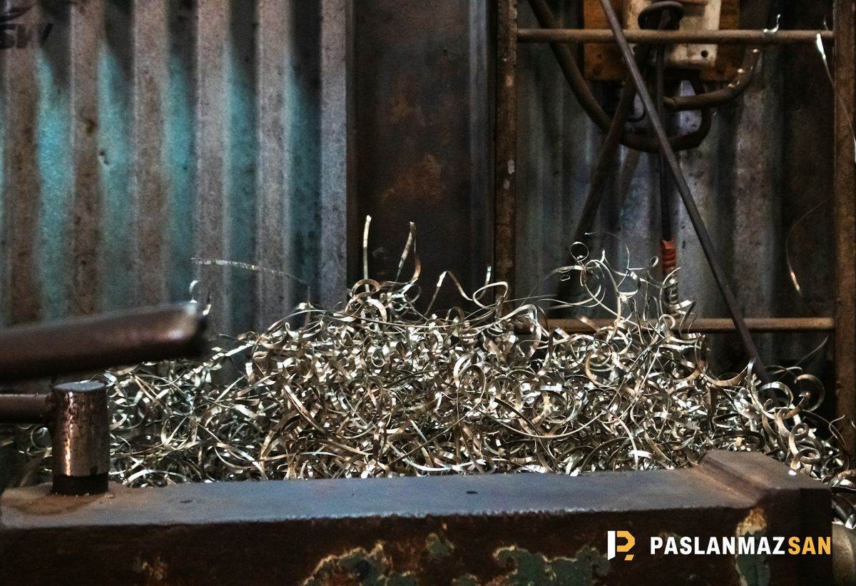 Atölyede tezgâh yanında biriken metal talaşı — Demir Talaşı Hurdası