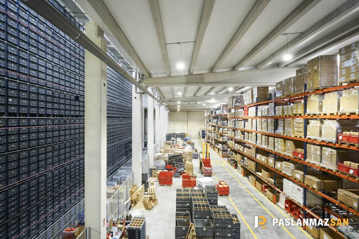 Raflarla dolu büyük depo — Bağcılar hurdacı