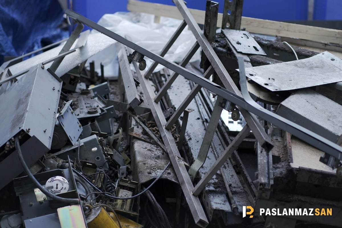 Duvar dibinde biriken karışık hurda metal — Bahçelievler hurdacı