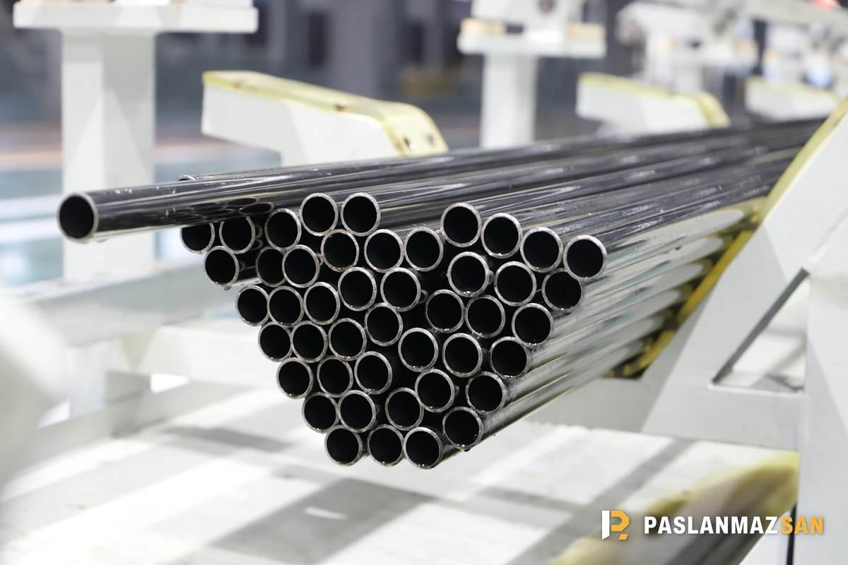 Fabrika hattında istiflenmiş metal borular — Başakşehir hurdacı