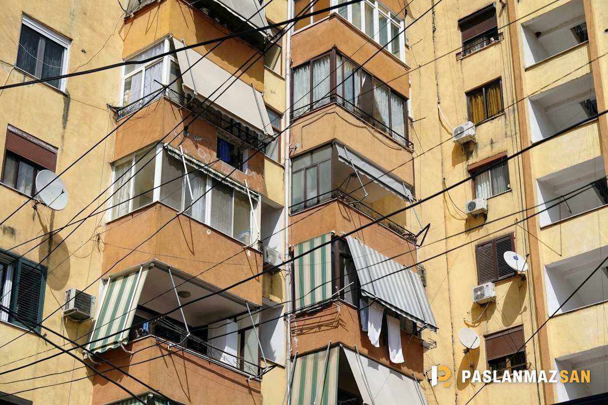 Balkonlu apartman cephesi — Klima ve Kombi Hurdası Nasıl Satılır?