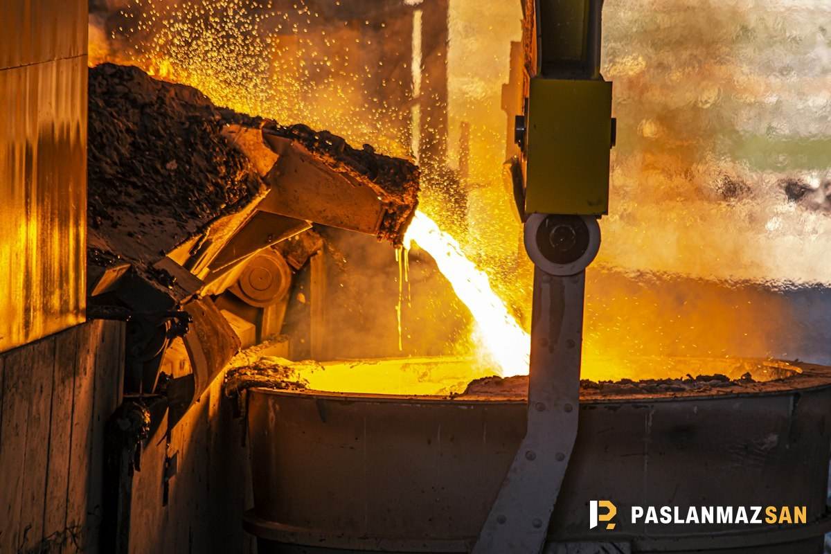 Fırından potaya dökülen erimiş metal — Metal Geri Dönüşümü: Sattığınız Hurda Nereye Gider?