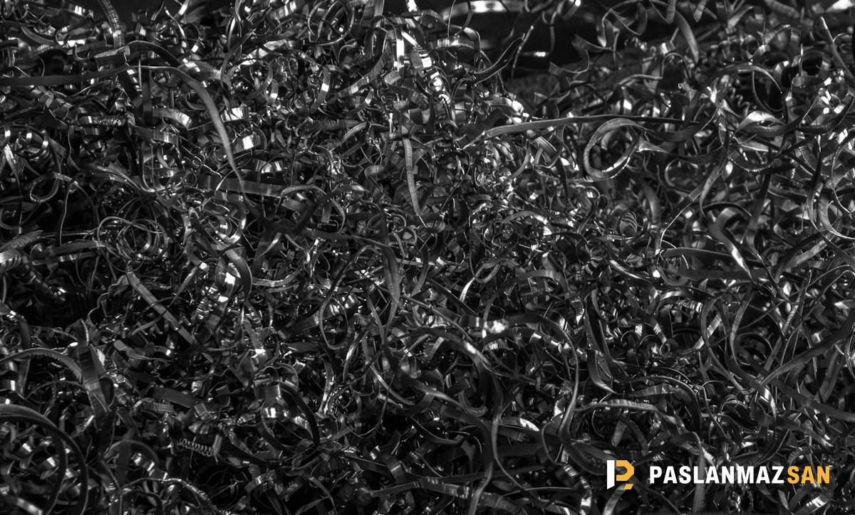 Kıvrık metal talaşı yakın çekim — Talaş Hurdası Nasıl Satılır? Bakır, Pirinç, Alüminyum ve Demir Talaşı
