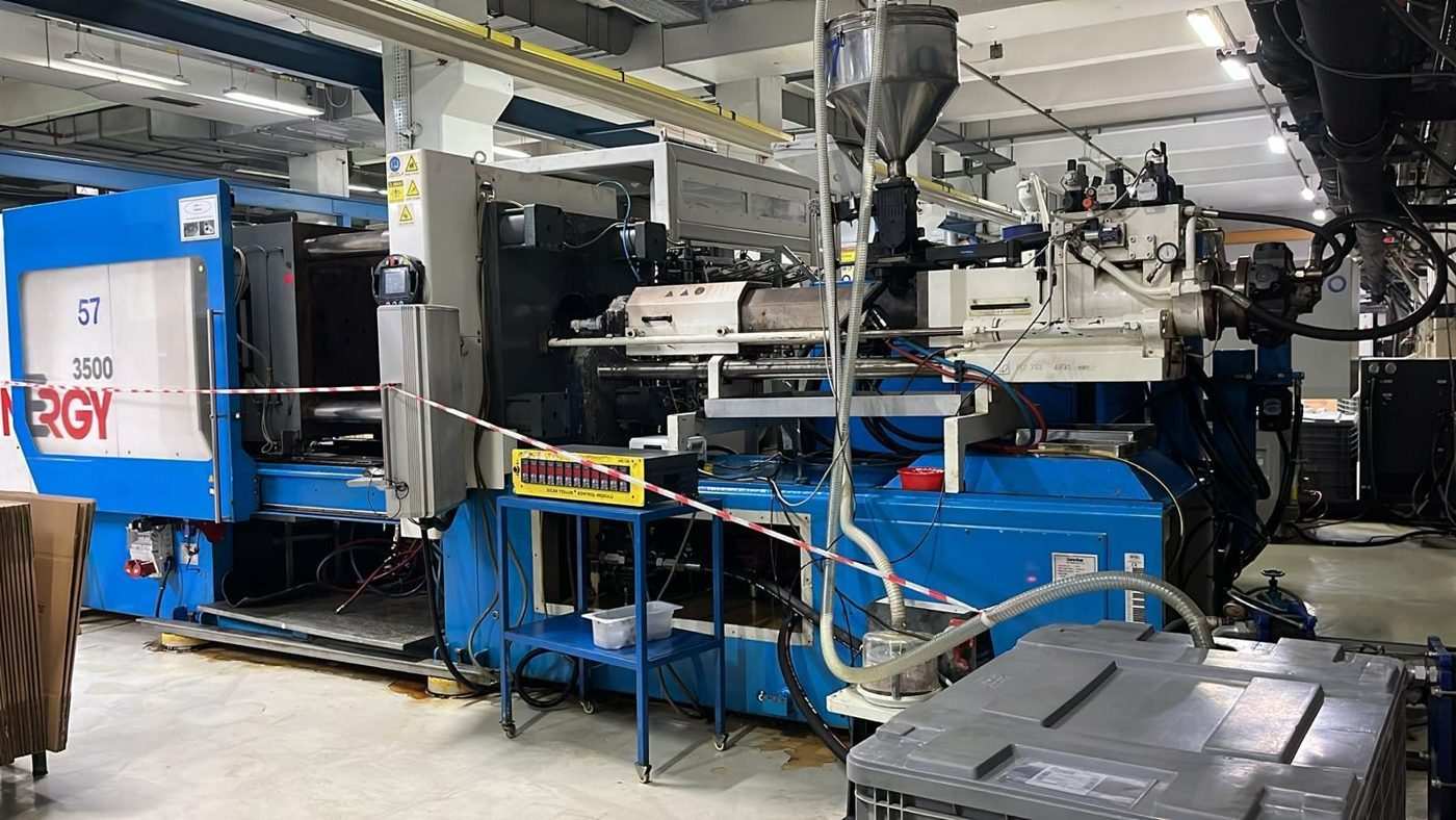 Söküm öncesi fabrikadaki makine hattı