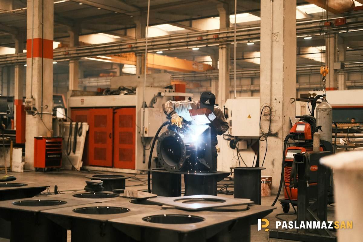 Atölyede metal kaynağı yapan usta — Gaziosmanpaşa hurdacı