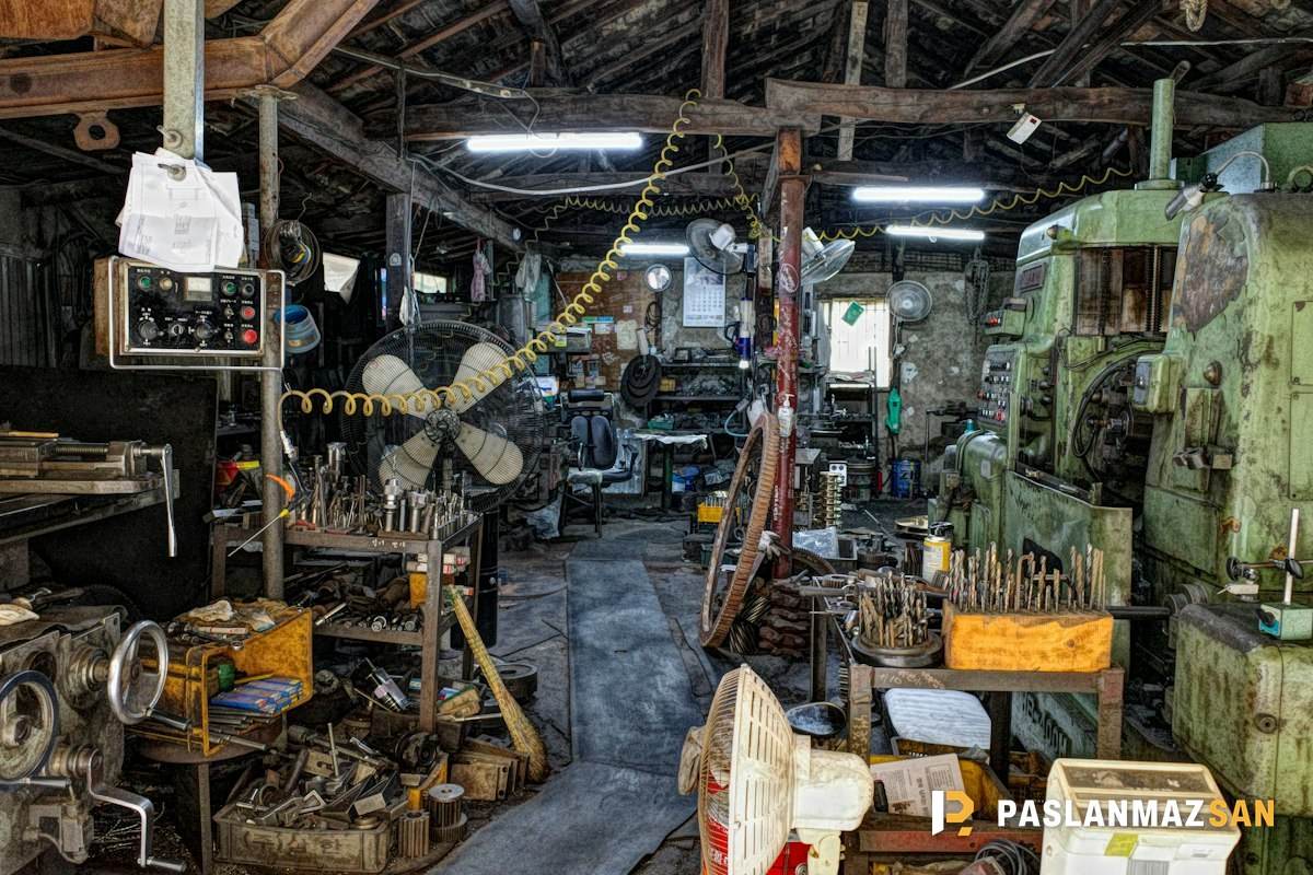 Takım ve tezgâhlarla dolu metal atölyesi — Güngören hurdacı