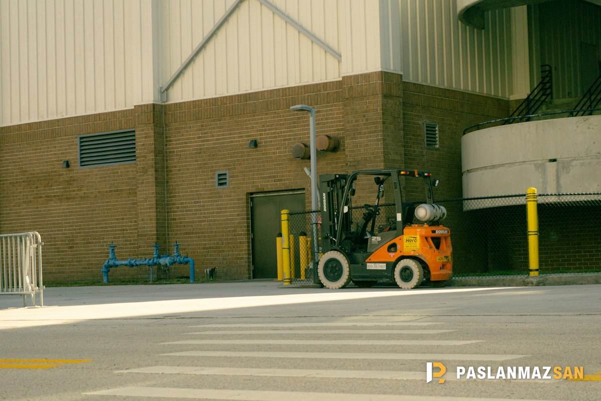 Sanayi binası önünde forklift — Hadımköy hurdacı