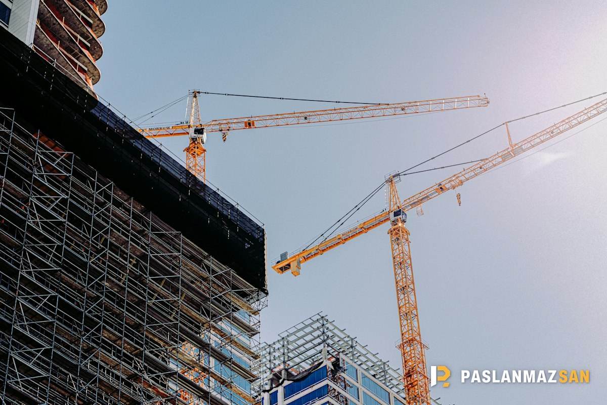 Bina inşaatında kule vinç — Halkalı hurdacı