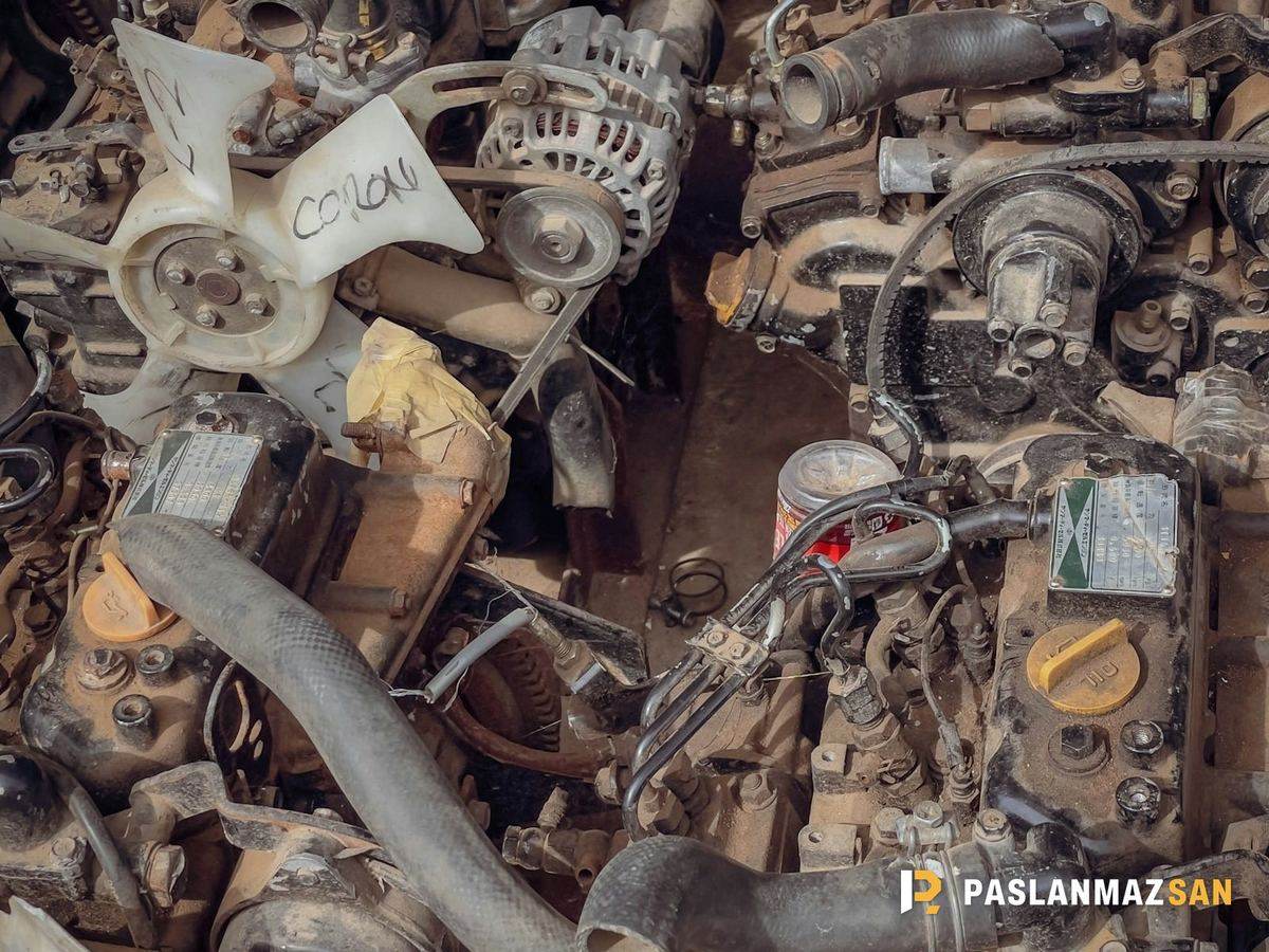 Üst üste yığılmış kullanılmış motor blokları ve parçaları — Sert (Döküm) Alüminyum Hurdası