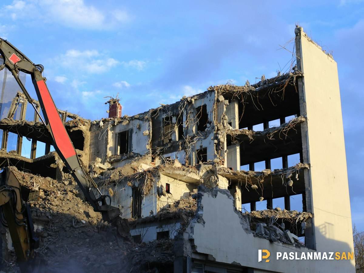 Yıkım sürecindeki eski apartman binası — Kadıköy hurdacı