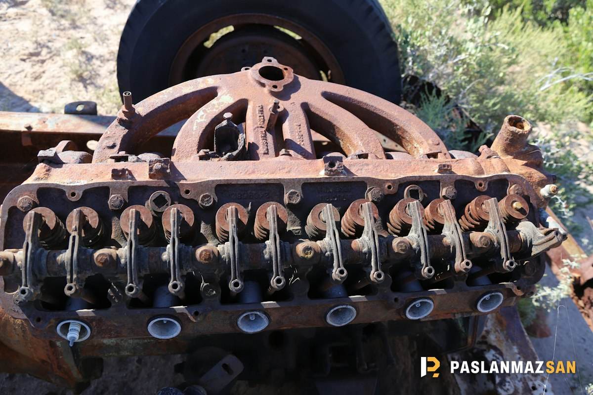 Paslanmış eski araç motoru — Kâğıthane hurdacı
