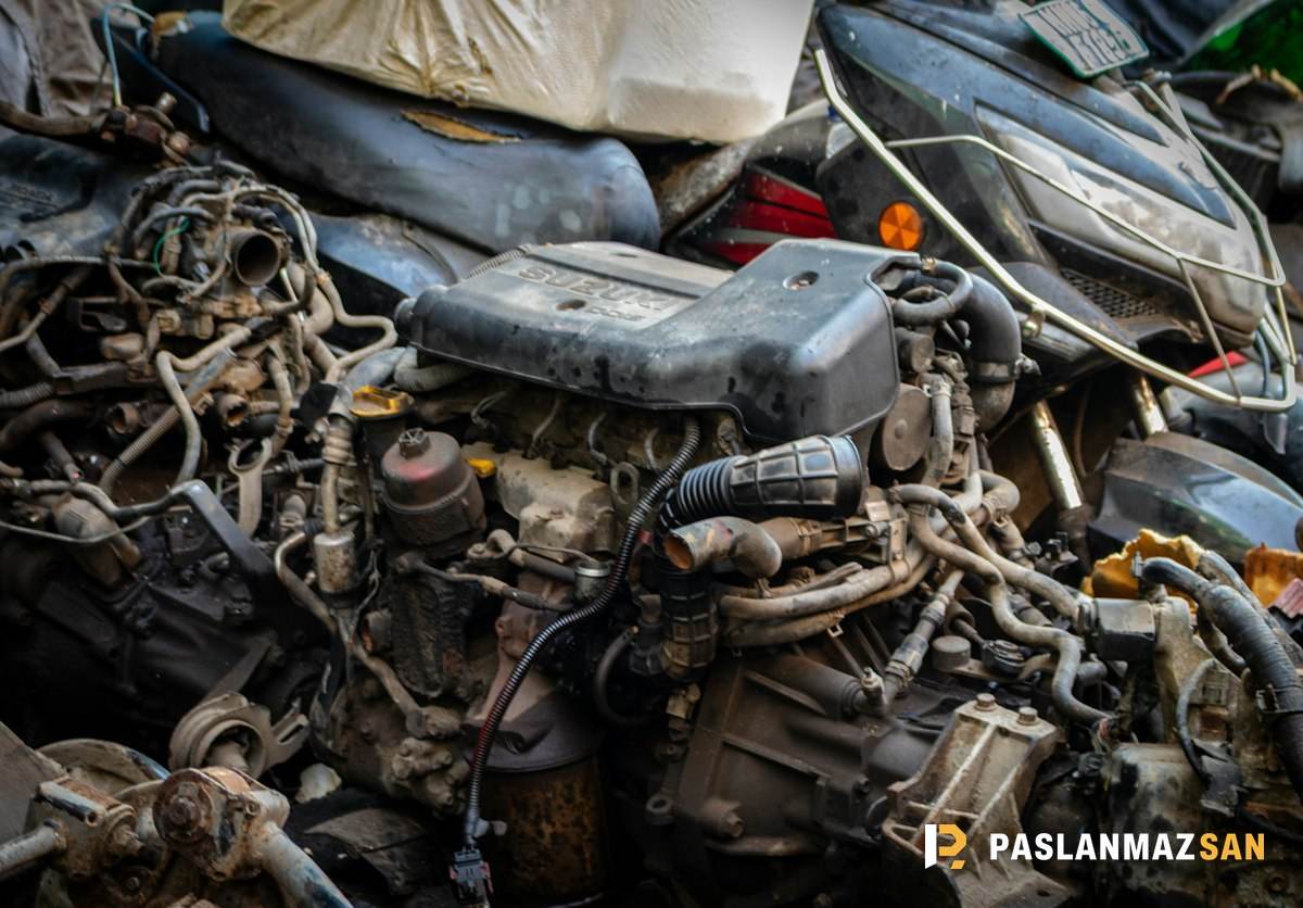 Yığın hâlinde eski araç motorları ve parçaları — Kartal hurdacı