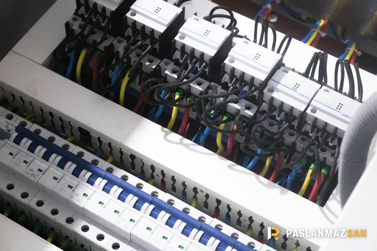 Elektrik panosunda kablo bağlantıları — Kavacık hurdacı