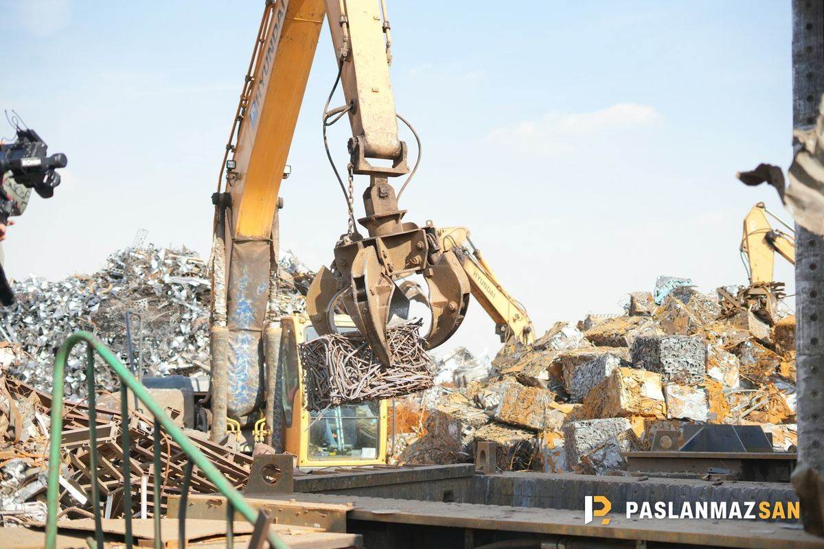 Hurda sahasında kepçeyle yüklenen karışık metal hurdası — Toplama (Karışık) Demir Hurdası