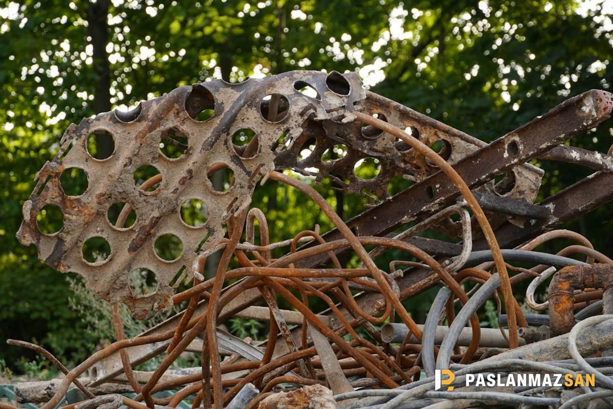 Paslı metal hurda yığını — Küçükçekmece hurdacı