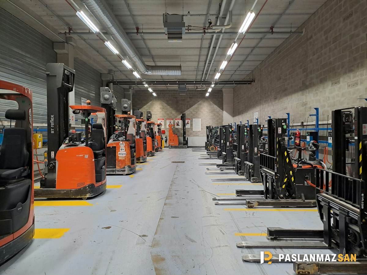 Forkliftlerin dizili olduğu büyük depo — Kurtköy hurdacı