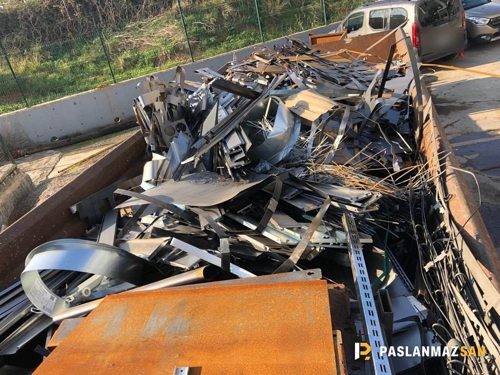 Karışık metal hurdayla dolu hurda konteyneri