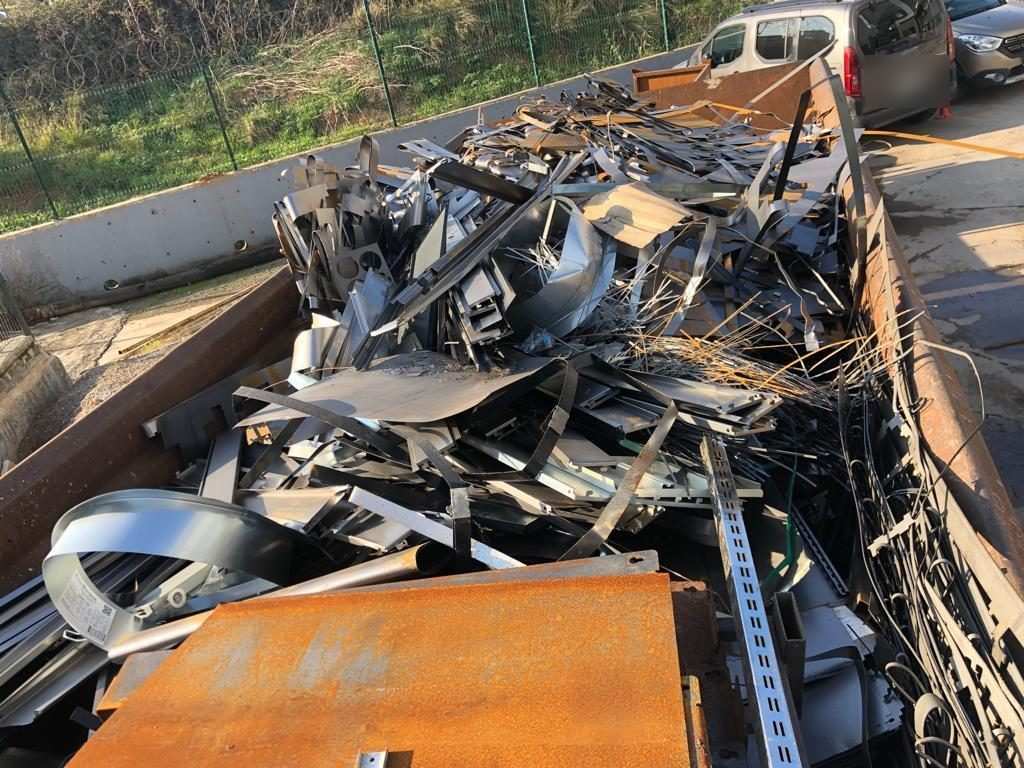 Karışık metal hurdayla dolu hurda konteyneri