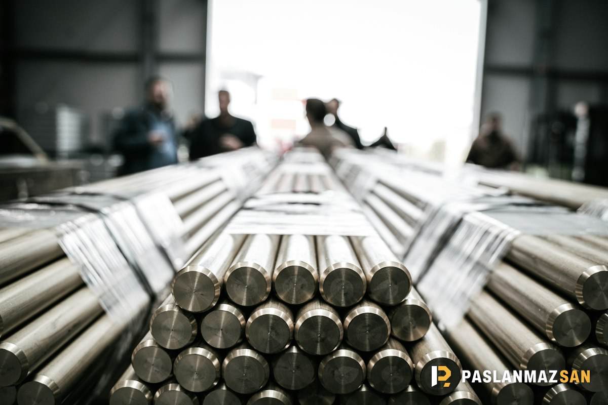 Yığın hâlinde parlak metal çubuklar — Nikel Hurda