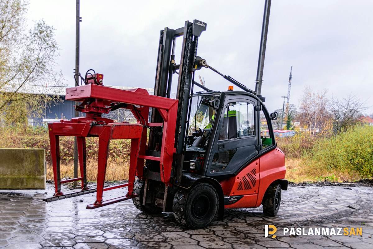 Depo sahasında kıskaçlı forklift — Sancaktepe hurdacı