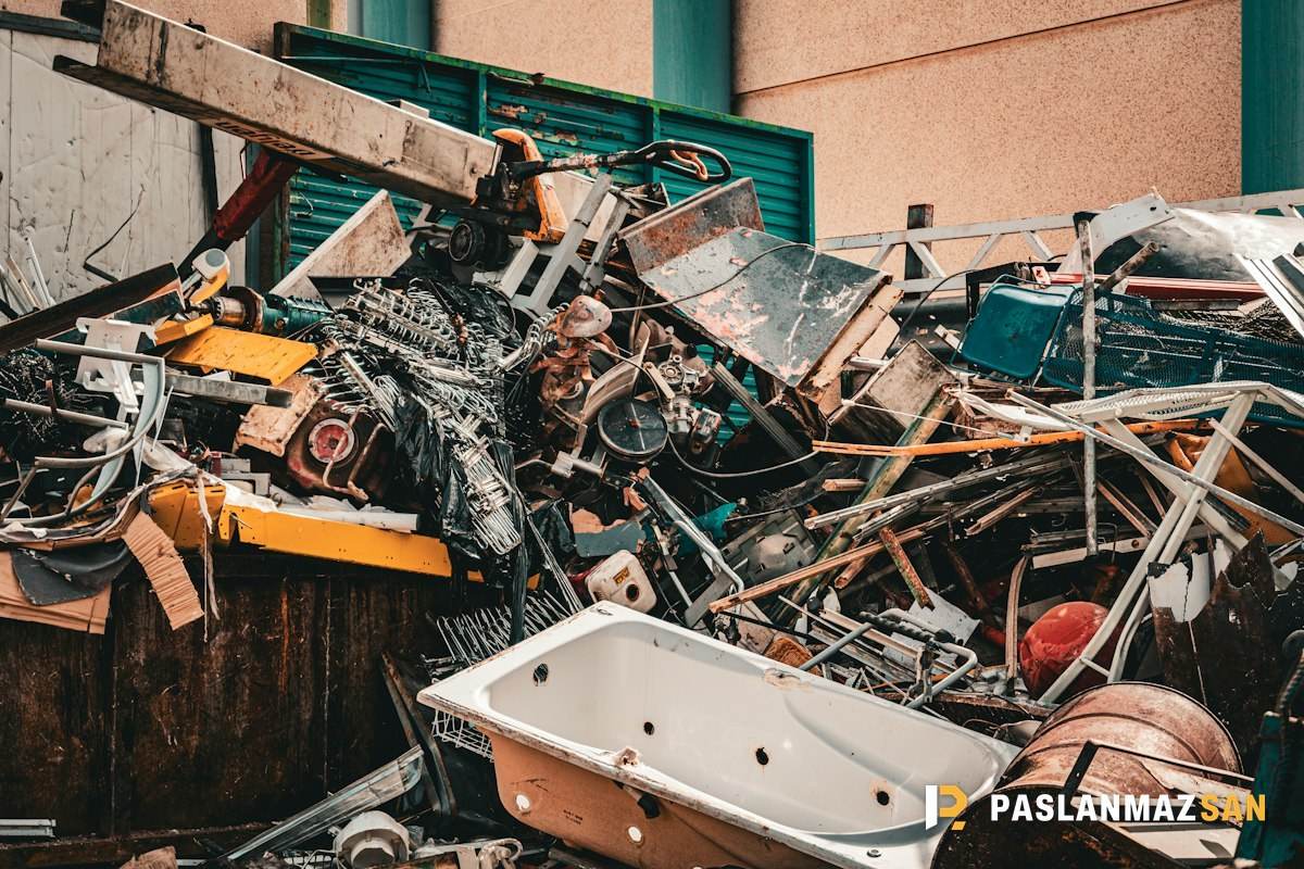Eski küvet ve karışık hurda metal yığını — Sefaköy hurdacı