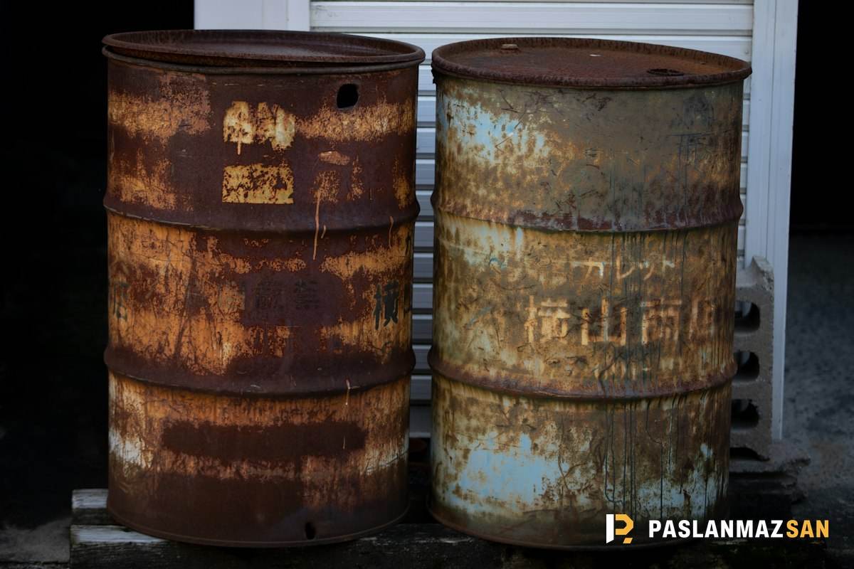 Paslanmış eski metal variller — Şile hurdacı
