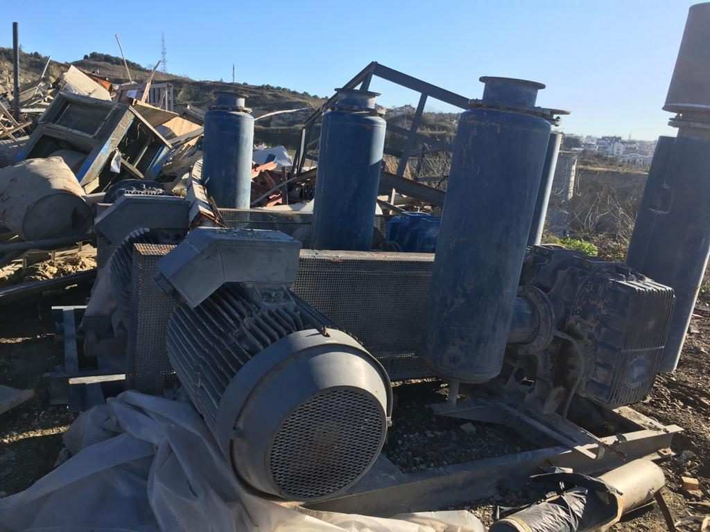 Söküm sahasında motor ve makine hurdası