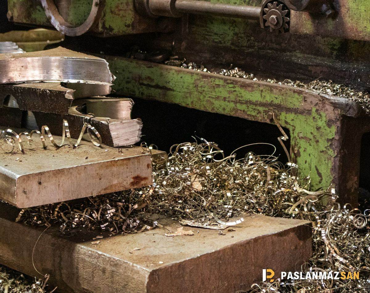 İşleme tezgâhında biriken parlak metal talaşı — Alüminyum Talaşı Hurdası