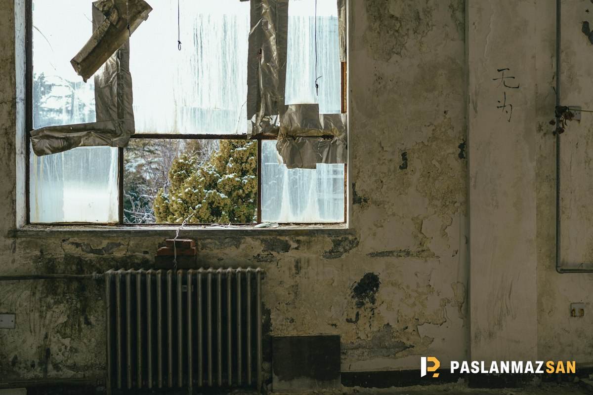 Eski bir binada döküm kalorifer peteği — Üsküdar hurdacı