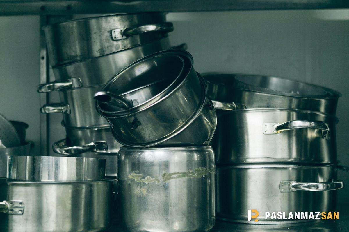 Raflarda üst üste dizilmiş metal tencereler — Alüminyum Tas Tabak Hurdası