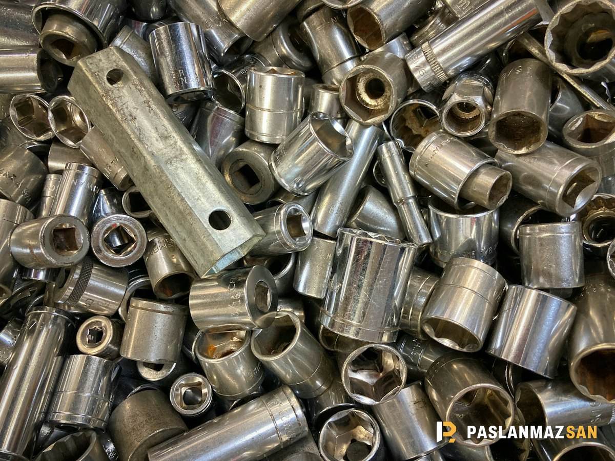 Yığın hâlinde döküm metal bağlantı parçaları — Zamak Hurda